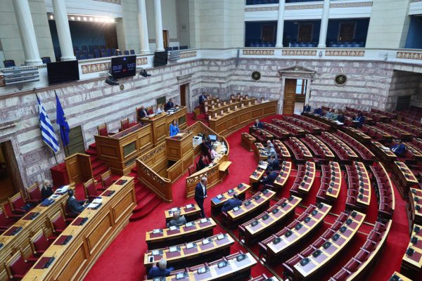 Βουλή: Πως αντέδρασαν τα κόμματα στην εκλογή Τραμπ