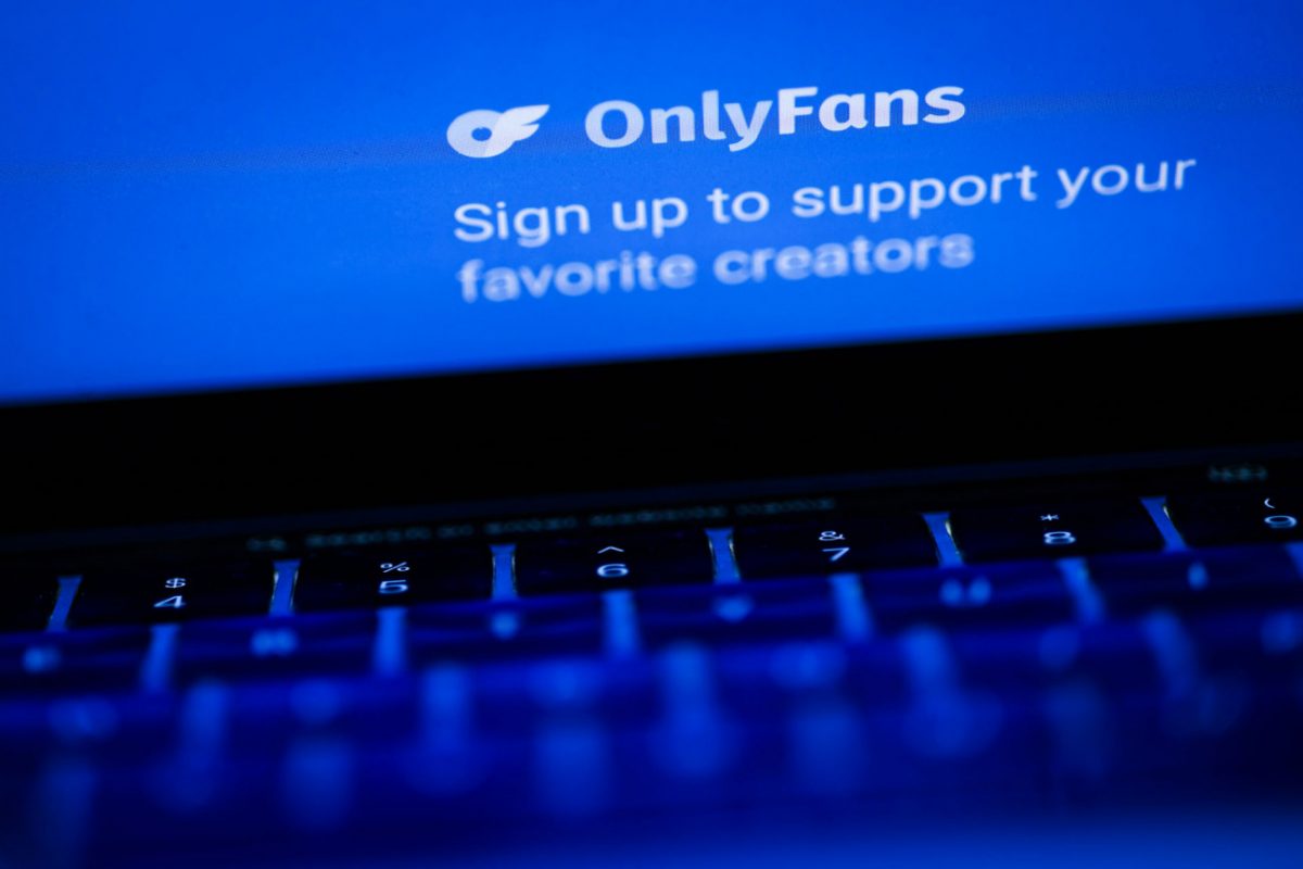 Πίσω από την άνθηση του OnlyFans: Βιασμοί, κακοποίηση και trafficking