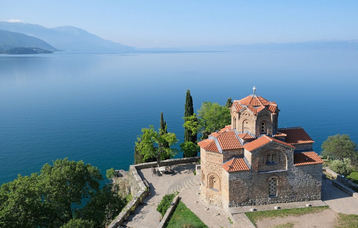 Η εκκλησία του Αγίου Ιωάννη στο Κανέο, στη βορειομακεδονική πλευρά της λίμνης (Wikimedia Commons / CC BY-SA 4.0)