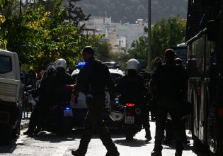 Γιάφκα στο Παγκράτι: Προκηρύξεις παλιών τρομοκρατικών χτυπημάτων είχε σπίτι του ο 49χρονος φιλόλογος