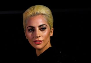 Lady Gaga: H «δύσκολη» σχέση της σταρ με τον πατέρα της λόγω της υποστήριξής του στον Ντόναλντ Τραμπ