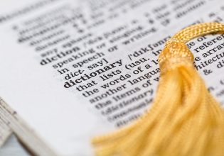 Demure: Η λέξη της χρονιάς από το Dictionary.com