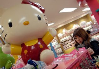 Hello Kitty: Έγινε 50 ετών – Η οικονομία του ασιατικού ποπ ειδώλου