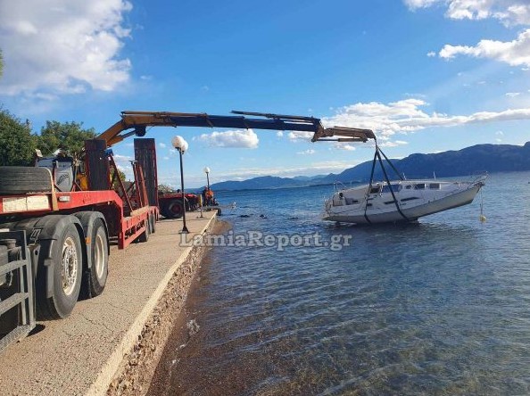 Εικόνα που δείχνει γερανό να βγάζει στην ακτή το λαβωμένο ιστιοφόρο στις Ράχες