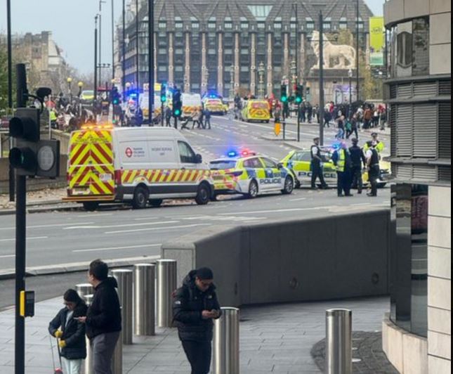 Λονδίνο: Επίθεση με μαχαίρι στη γέφυρα του Westminster – Σε κρίσιμη κατάσταση ένας άνδρας