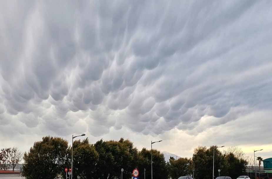 Εικόνα που δείχνει σύννεφα mammatus στην Αλεξανδρούπολη