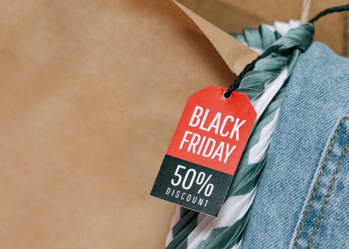 Black Friday: «Μαύρος συναγερμός» για 14 εταιρίες – «Καμπάνες» για παραπλανητικές εκπτώσεις