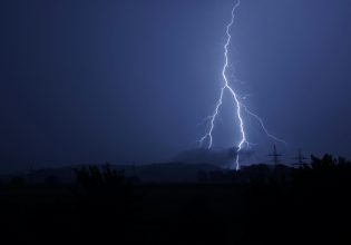 Κεραυνός χτυπά και σκοτώνει ποδοσφαιριστή κατά τη διάρκεια αγώνα στο Περού