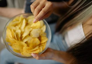 Γιατί μας πιάνει τόσο συχνά λιγούρα για αλμυρά φαγητά;