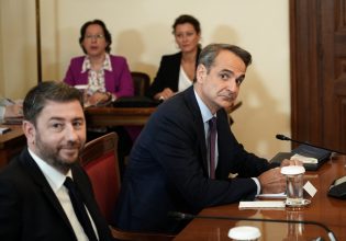 ΝΔ vs ΠΑΣΟΚ: Από τις άβολες ενημερώσεις γαλάζιων βουλευτών, στα τραπεζώματα Ανδρουλάκη στην ΚΟ