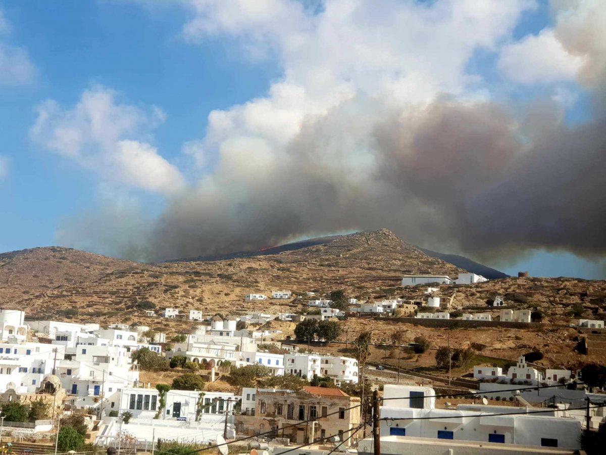 Φωτιά στην Ίο – Κινητοποίηση εναέριων και πυροσβεστών από Αθήνα