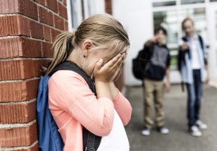 Θεσσαλονίκη: Έβριζαν και απειλούσαν 12χρονη συμμαθήτριά τους αναρτώντας βίντεο στο TikTok