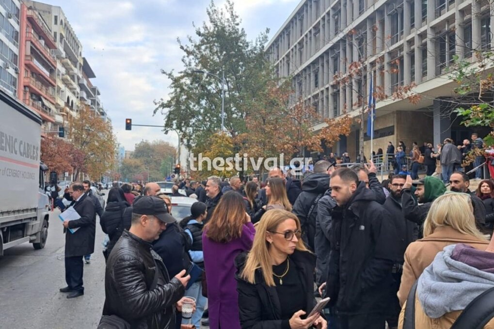 Εικόνα που δείχνει κόσμο να παραμένει έξω τα δικαστήρια στη Θεσσαλονίκη ενόσω γίνονται έρευνες στο κτίριο για ύπαρξη βόμβας