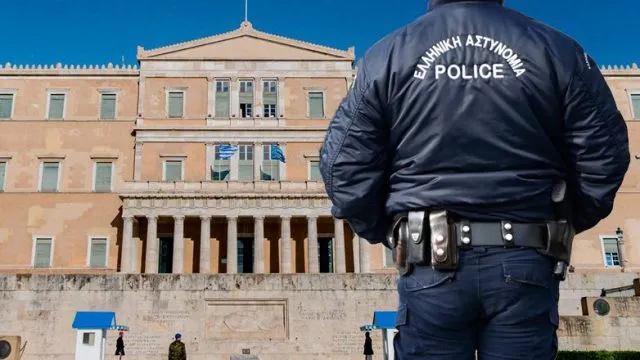 Σοκάρουν οι καταγγελίες για τον αστυνομικό της Βουλής – Εξανάγκαζε και τη σύζυγό του να ασελγεί στα παιδιά