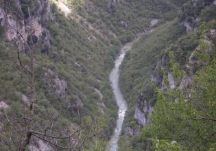 Φαράγγι του Βίκου: Επιχείρηση της ΕΜΑΚ για τη μεταφορά τραυματισμένου πεζοπόρου