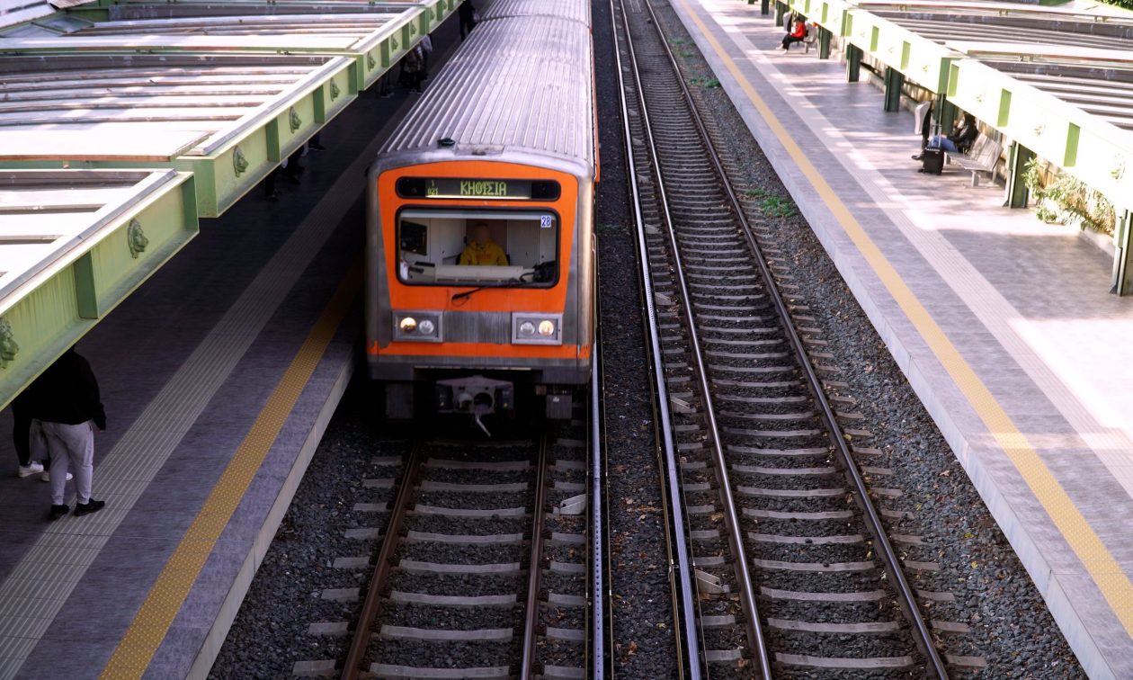 Αναστάτωση στον ΗΣΑΠ με πτώση ατόμου από πεζογέφυρα στα Άνω Πατήσια