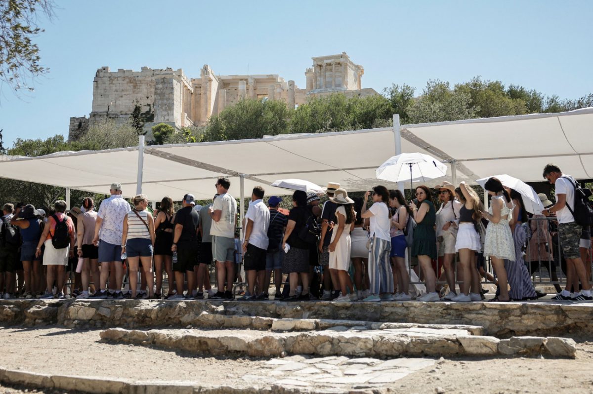 Τουρίστες στην Ακρόπολη στριμώχνονται στη σκιά στον καύσωνα του φετινού Ιουλίου (Reuters)