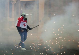 Γεωργία: Είκοσι έξι τραυματίες, κυρίως διαδηλωτές, σε συγκρούσεις τη Δευτέρα το βράδυ