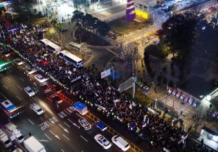 Νότια Κορέα: Συνεχίζονται οι διαδηλώσεις κατά του προέδρου Γιουν – Υπέβαλε παραίτηση ο υπουργός Άμυνας