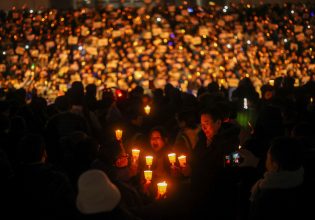 Νότια Κορέα: Οι πολίτες προστάτευσαν τη Δημοκρατία – Πώς εδραιώθηκε η κουλτούρα της αντίδρασης;