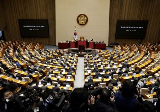 Νότια Κορέα: Σε 7 ανέρχονται τα μέλη της παράταξης του προέδρου Γιουν τάσσονται υπέρ της καθαίρεσής του