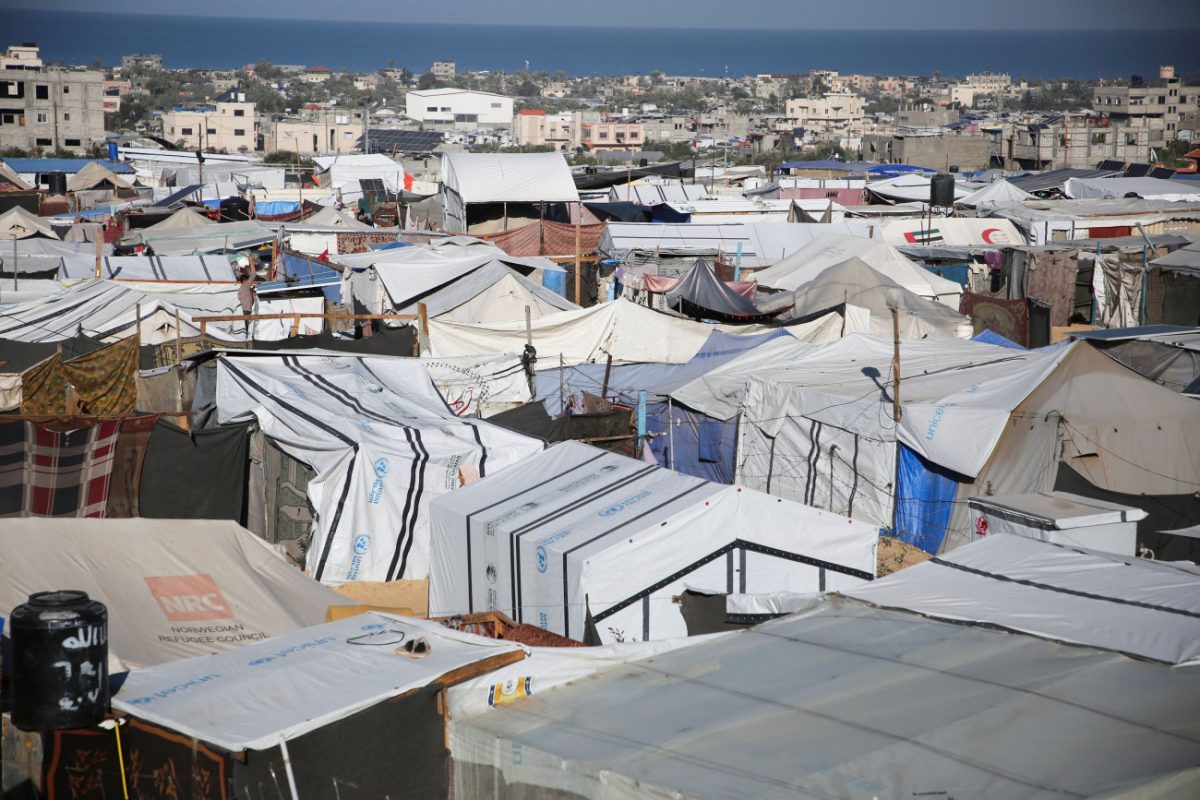 Εκτοπισμένοι Παλαιστίνιοι ζουν σε πρόχειρους καταυλισμός όπως αυτός στη Χαν Γιουνίς (Reuters)