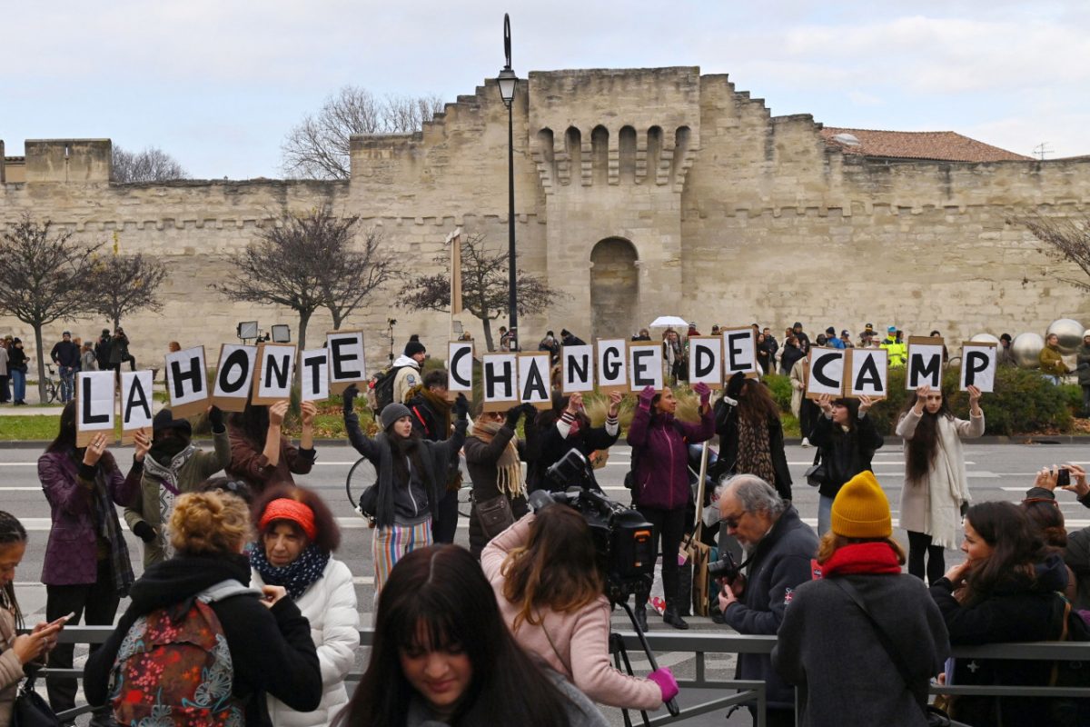 «Η ντροπή αλλάζει πλευρά» γράφουν τα πλακάτ των διαδηλωτών έξω από το δικαστήριο (Reuters)