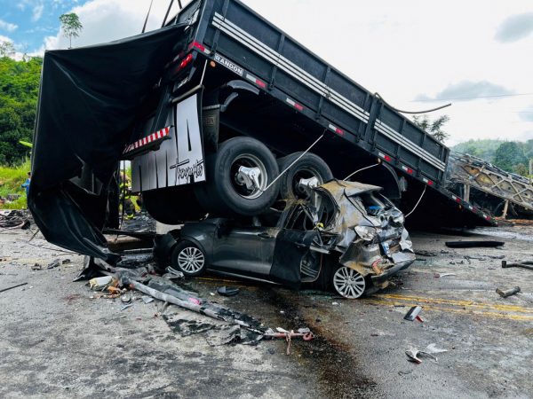 Βραζιλία: Τουλάχιστον 32 νεκροί μετά από σύγκρουση λεωφορείου με φορτηγό