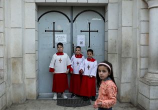 Χριστούγεννα: Εκατομμύρια χριστιανοί τα γιορτάζουν στη σκιά πολέμων – «Μυρίζουν θάνατο και καταστροφή»