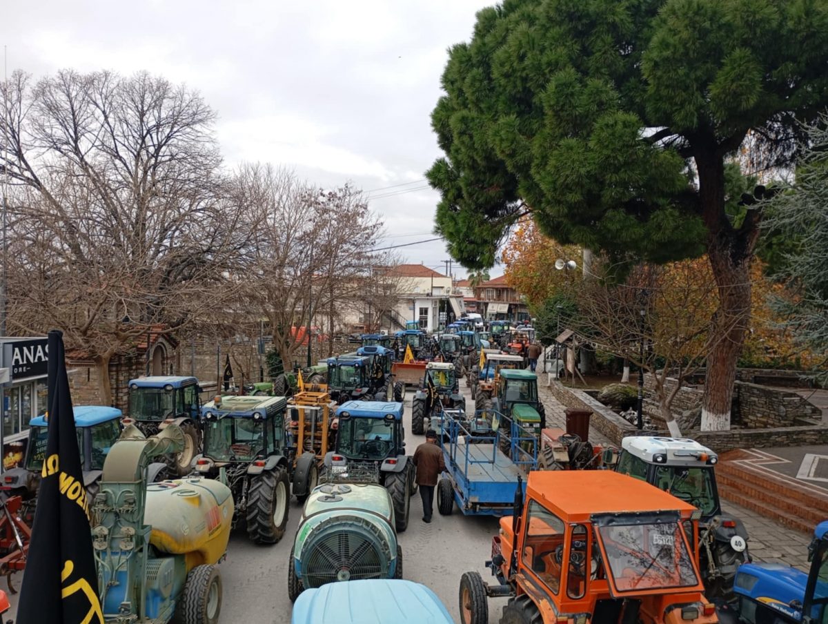 Αγρότες: Δυναμικό συλλαλητήριο με τρακτέρ στην Αγιά Λάρισας- Δείτε φωτογραφίες και βίντεο