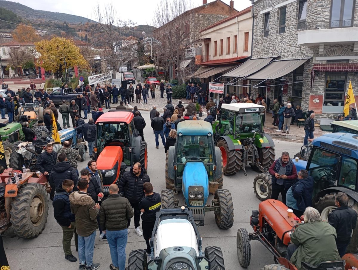 Τα τρακτέρ των αγροτών παραταγμένα στην Αγιά. 