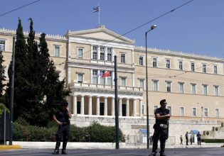 Στο Αυτόφωρο ο δεύτερος αστυνομικός της Βουλής