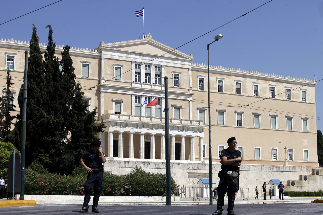 Στο Αυτόφωρο ο δεύτερος αστυνομικός της Βουλής