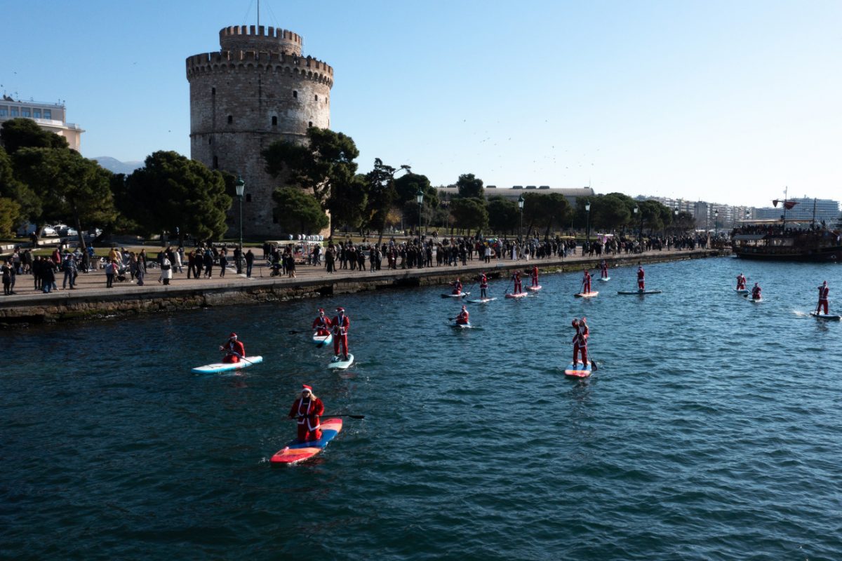 Θεσσαλονίκη: Άγιοι Βασίληδες με κανό και σανίδες SUP «πλημμύρισαν» τον Θερμαϊκό