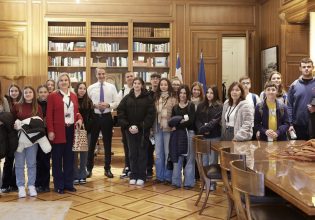 Μητσοτάκης σε μαθητές: Να αξιοποιείτε παραγωγικά τον ελεύθερο χρόνο σας, χωρίς να είστε κολλημένοι στην οθόνη