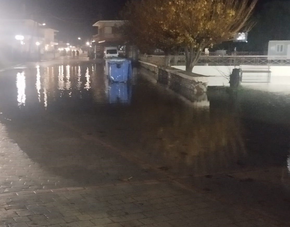 Ισχυρή βροχόπτωση στην Πρέβεζα – Απεγκλωβισμοί ηλικιωμένων, έκλεισε τμήμα της εθνικής οδού