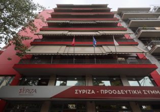 ΣΥΡΙΖΑ: Ο Μητσοτάκης μπέρδεψε τους μπλε φακέλους στο υπουργικό, διαβάζοντας αυτούς του… 2019