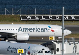 Καθηλώνονται τα αεροπλάνα της American Airlines λόγω αδιευκρίνιστου «τεχνικού θέματος»