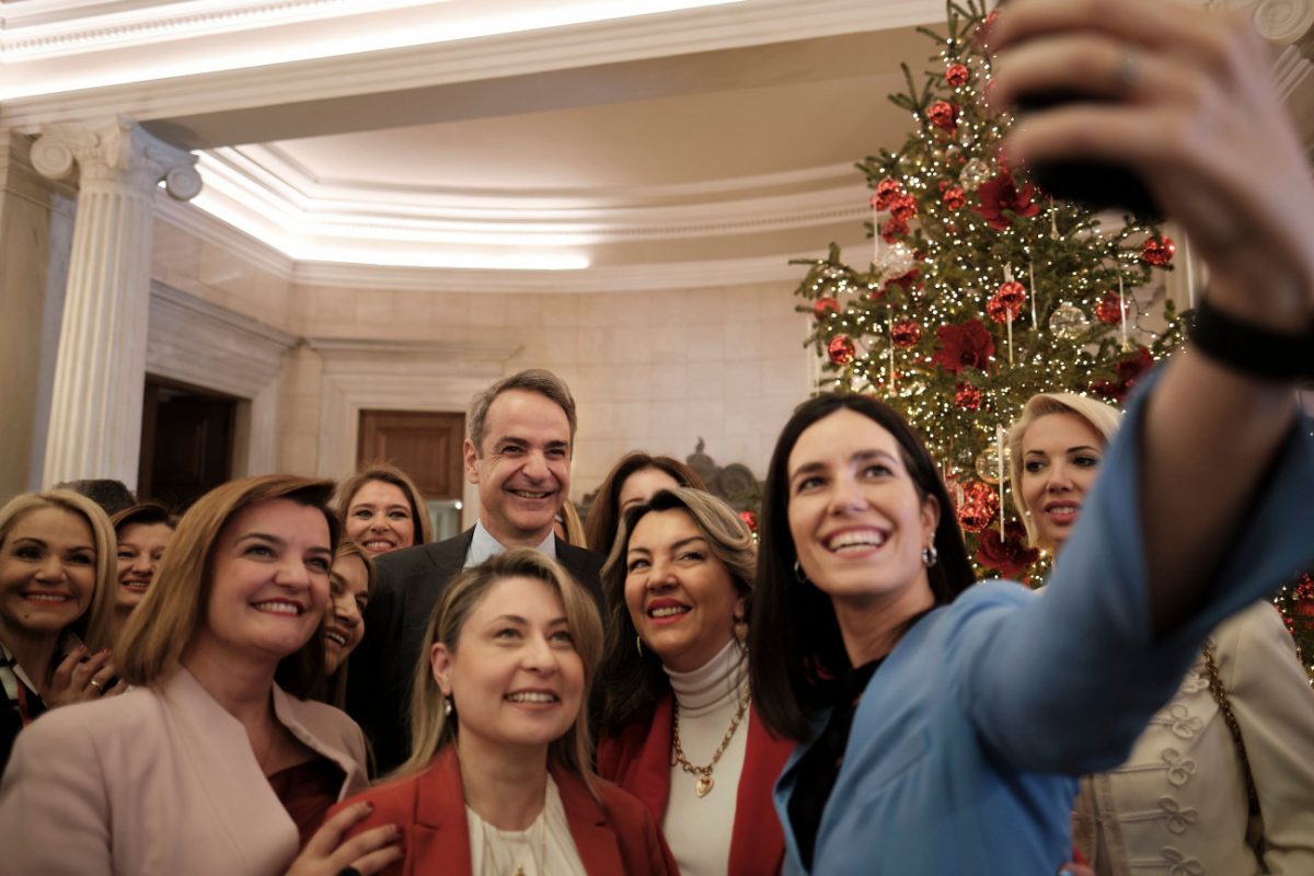 Διαγκωνισμός βουλευτών για μια φωτογραφία, στην Αριστερά έπεσε απότομα η θερμοκρασία