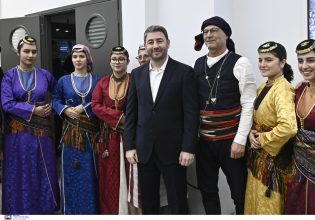 Από κρητικά σωματεία άκουσε τα πρωτοχρονιάτικα κάλαντα ο Νίκος Ανδρουλάκης