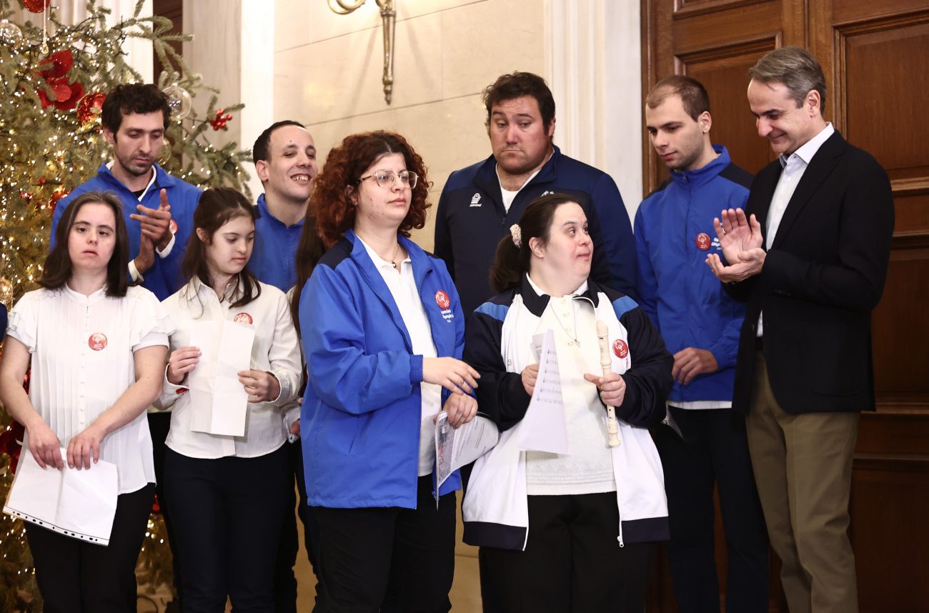 Εικόνα που δείχνει αθλητές των Special Olympics Hellas στο Μέγαρο Μαξίμου δίπλα στον πρωθυπουργό