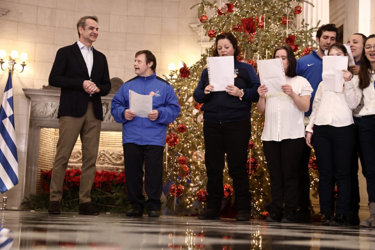 Πρωτοχρονιά: Αθλητές των Special Olympics έψαλαν τα κάλαντα στον Κυριάκο Μητσοτάκη