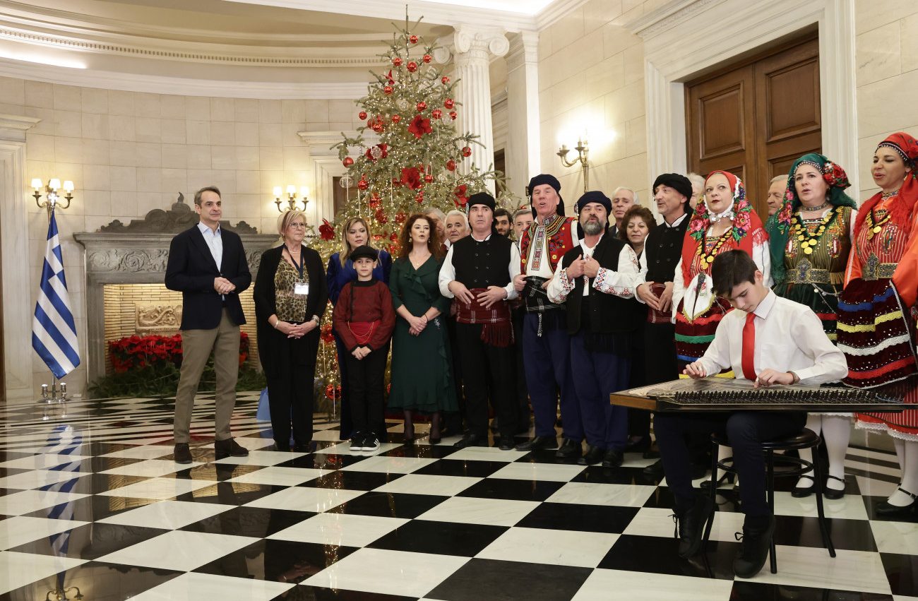 Εικόνα που δείχνει τα μέλη της Πανθρακικής Ομοσπονδίας να ψέλνουν τα κάλαντα στον πρωθυπουργό