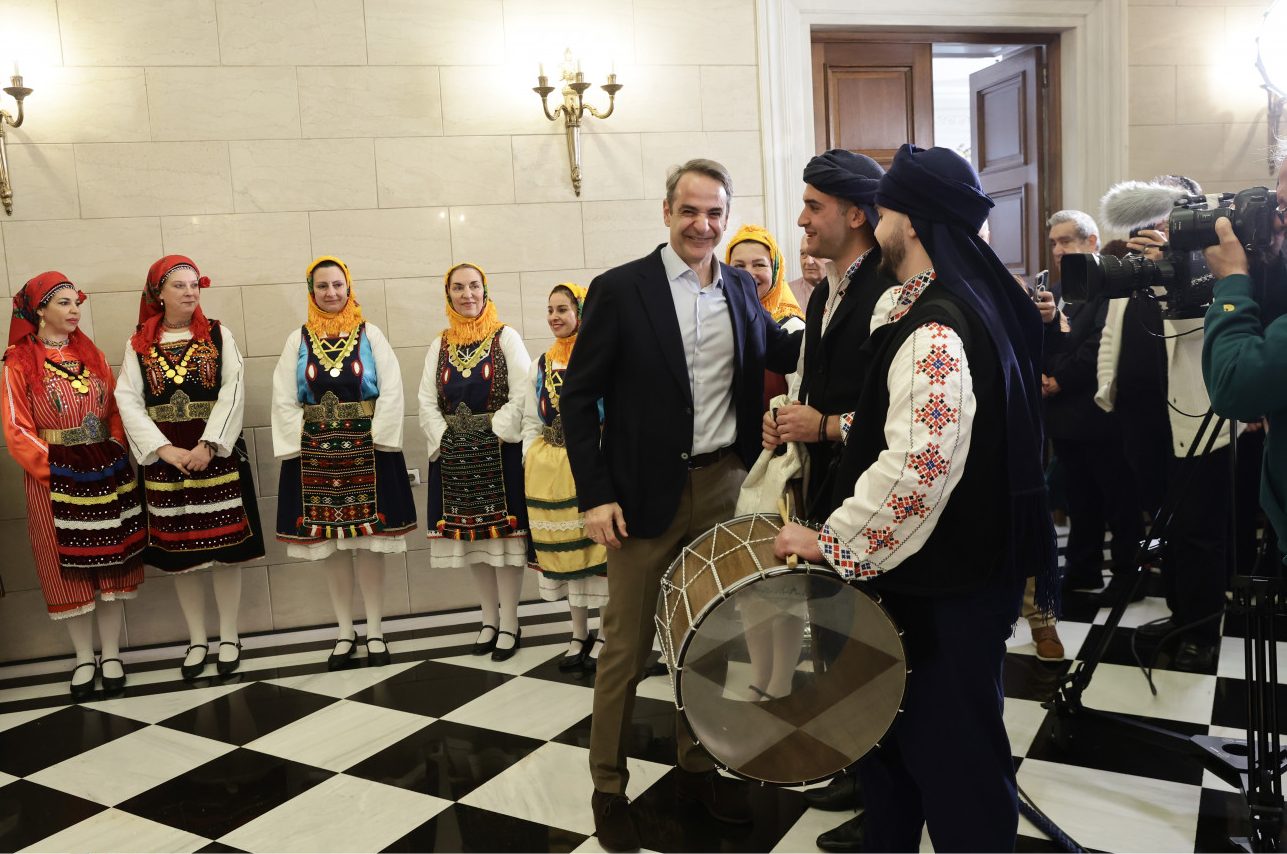 Εικόνα που δείχνει τον πρωθυπουργό με μέλη της Πανθρακικής Ομοσπονδίας Νότιας Ελλάδας στο Μέγαρο Μαξίμου