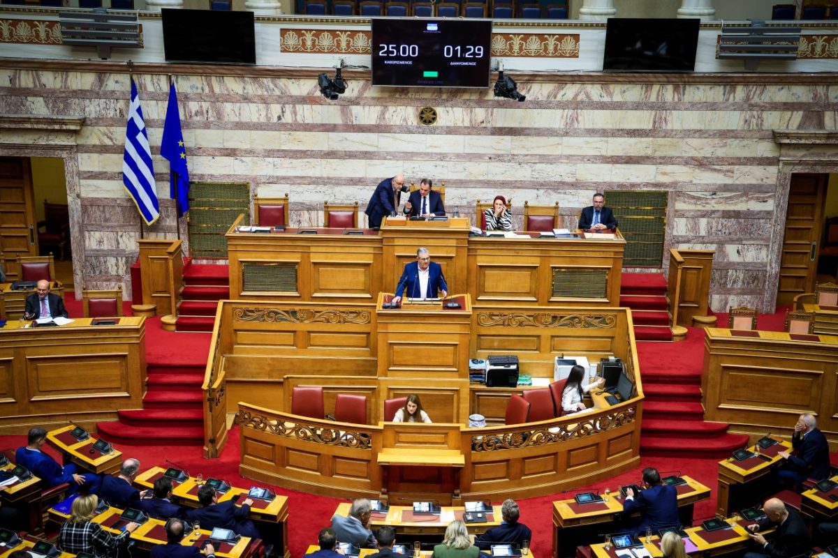 Ο Δημήτρης Κουτσούμπας στο βήμα της Βουλής. 