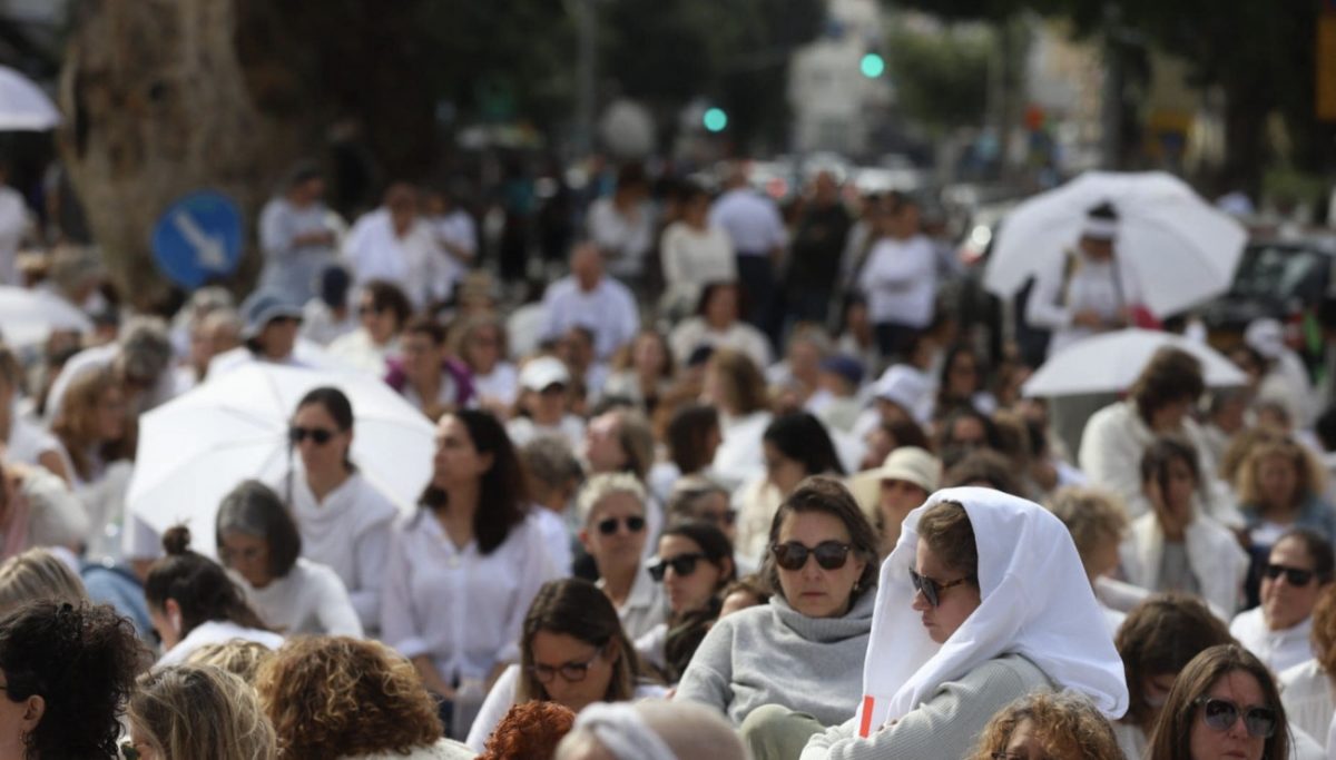 Στο Ισραήλ, οι «Γυναίκες στα Λευκά» κηρύσσουν ειρηνική επανάσταση κατά του Νετανιάχου