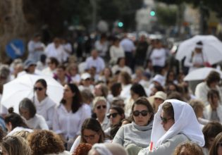 Στο Ισραήλ, οι «Γυναίκες στα Λευκά» κηρύσσουν ειρηνική επανάσταση κατά του Νετανιάχου