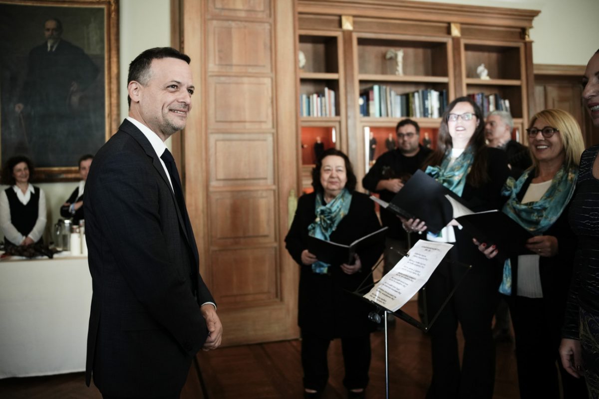 Τα κάλαντα της Πρωτοχρονιάς άκουσε ο Χάρης Δούκας στο δημαρχείο της Αθήνας