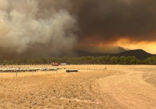 Αυστραλία: Μάχη των πυροσβεστικών δυνάμεων με πυρκαγιά τεραστίων διαστάσεων