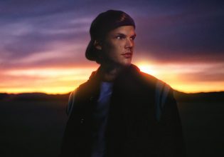 6 χρόνια μετά την αυτοκτονία του, ο Avicii λέει επιτέλους την ιστορία του